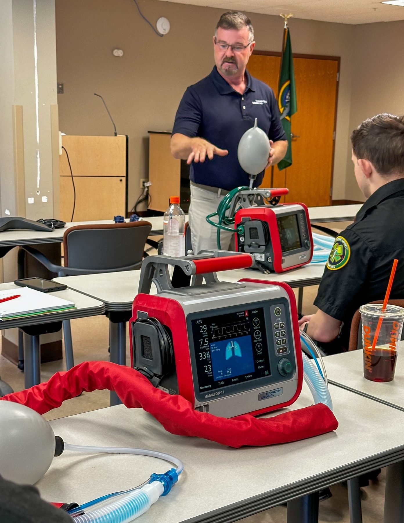 Jimmy McMullen of Hamilton Medical teaching a T1 class with a test lung